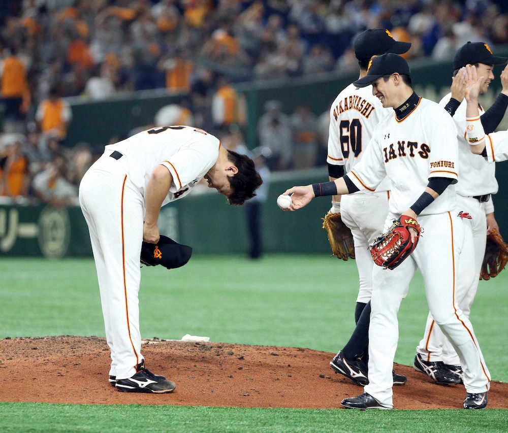 【画像・写真】陽（右から2人目）にウイニグボールを手渡され、深々とお辞儀する完封勝利の菅野（撮影・久冨木　修）　