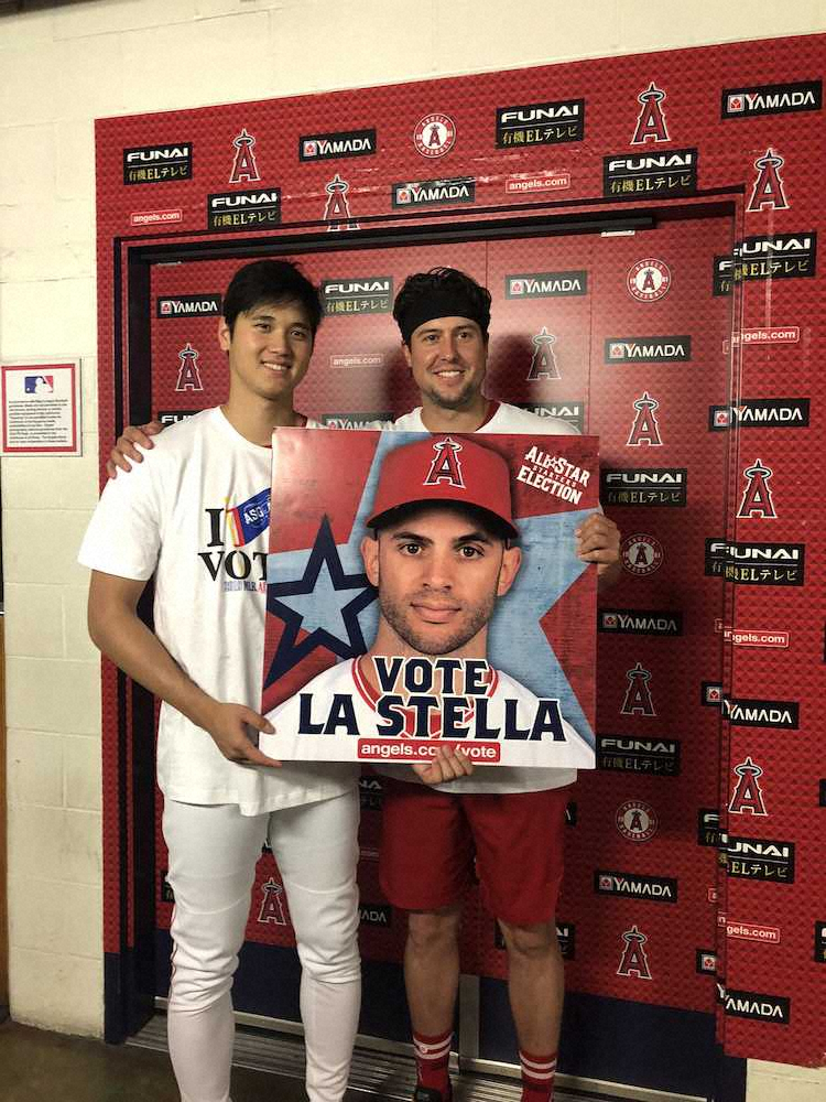 6月26日、ラステラへのオールスターファン投票を呼びかけた大谷（左）とスカッグス投手（Angels　Baseball　提供）