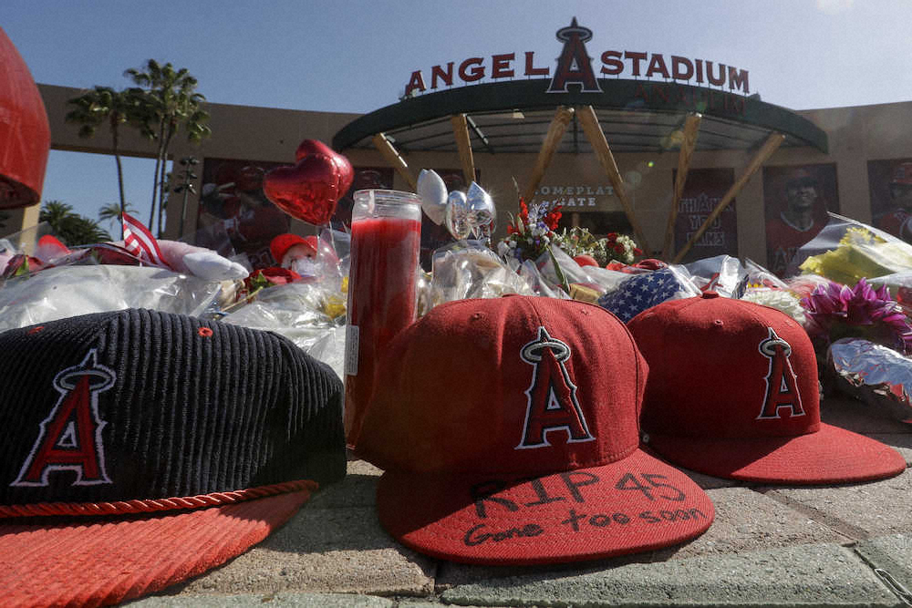 エンゼルス・スタジアムの前にファンが捧げた追悼の帽子（ＡＰ）