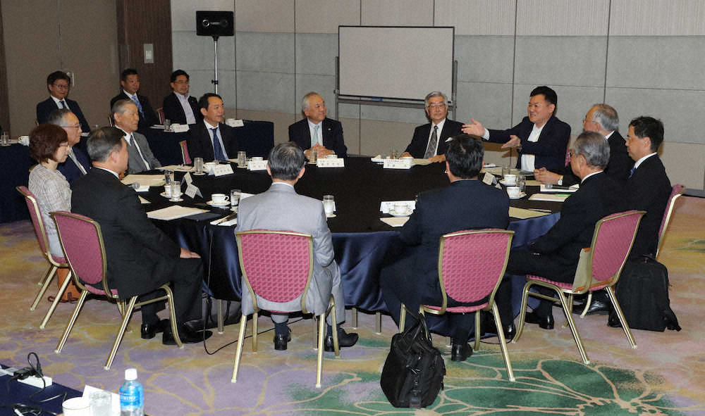 【画像・写真】楽天・三木谷氏、改革第1弾は「売リ上げ3倍」　円卓でオーナー会議