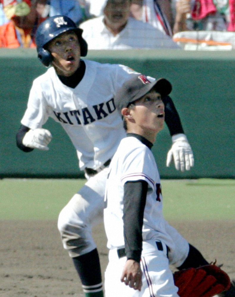 07年夏の甲子園決勝で逆転満塁弾を放つ佐賀北・福島（左）。右は広陵の野村（現広島）