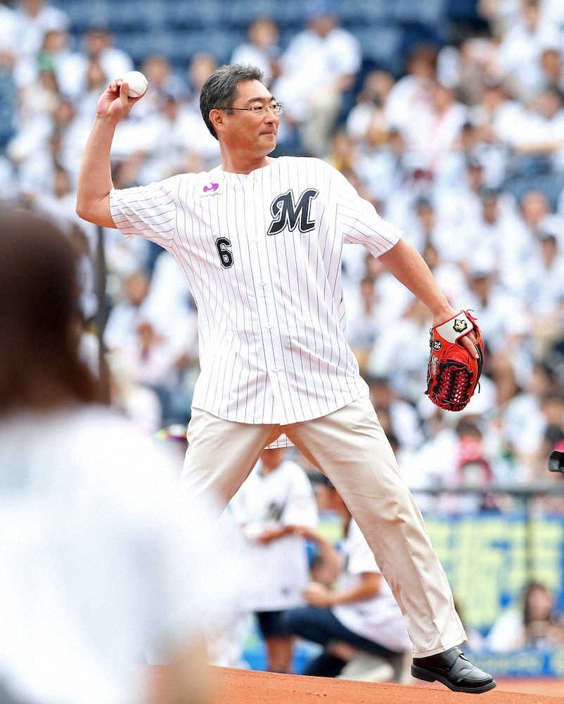 【画像・写真】ロッテOB初芝氏が始球式「久しぶりのマリン緊張した」