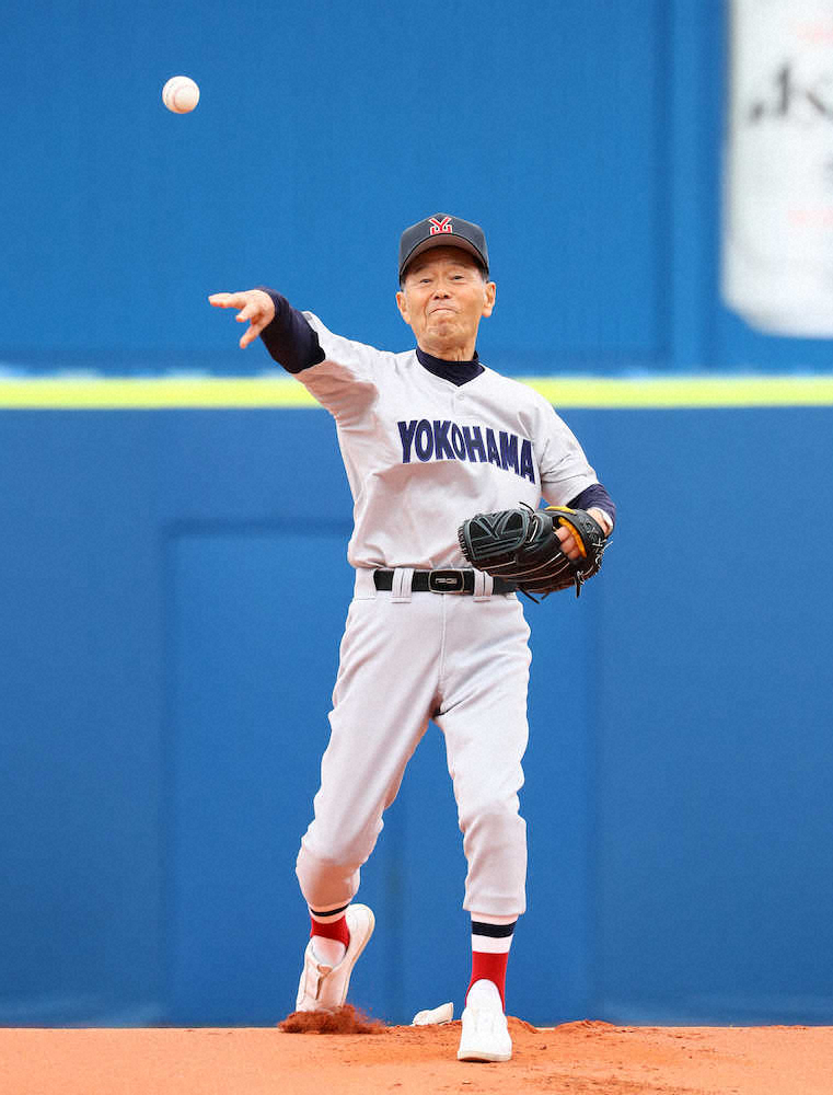 【画像・写真】神奈川大会開幕　渡辺元智氏が始球式　ストライク投球に歓声