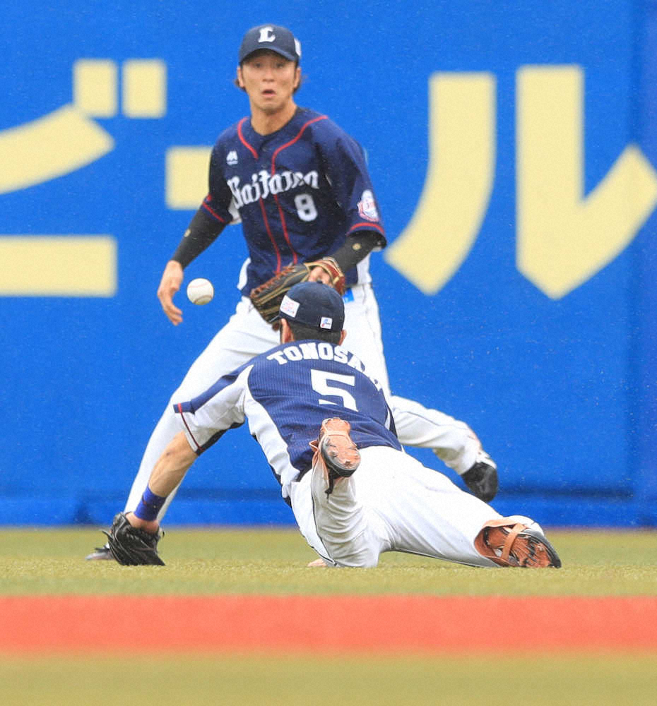 【画像・写真】西武　1イニング3失策で逆転許す　最初は強風にあおられ…