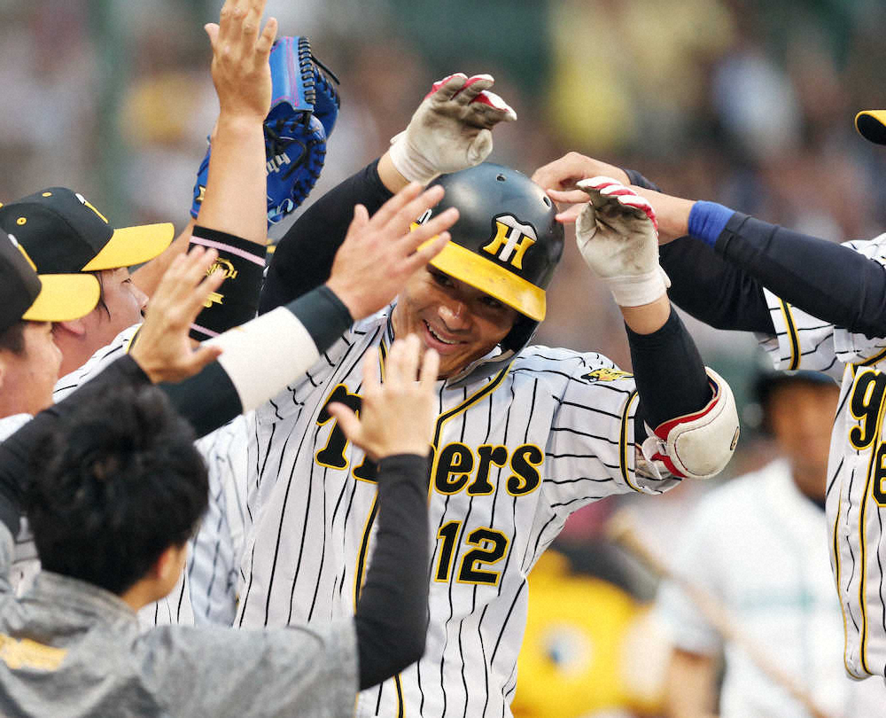 【画像・写真】阪神　坂本のホームランで同点に追い付く　矢野監督は両手を広げて驚きのポーズ