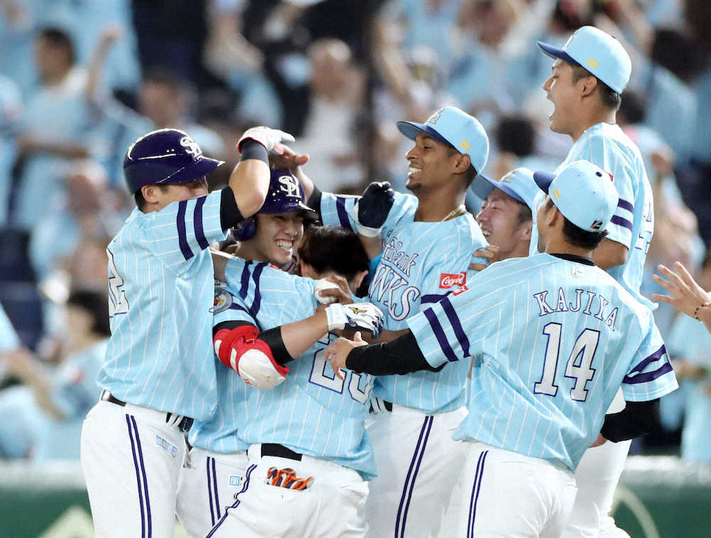 【画像・写真】ソフトB　延長12回、今季最長タイ5時間21分の死闘制す！代打栗原がサヨナラ犠飛
