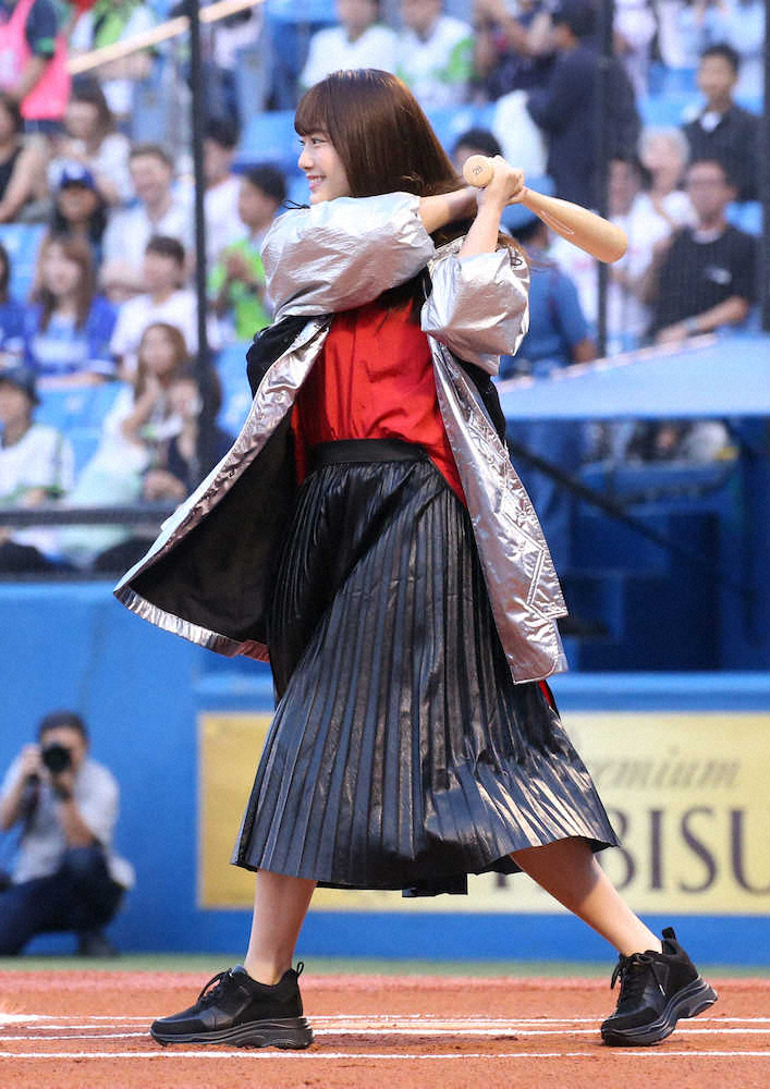 【画像・写真】欅坂46・菅井友香＆田村保乃の始球式に大歓声！自己採点は「60点」
