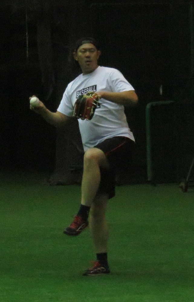 【画像・写真】キャッチボールを行う巨人・山口　　　　　　　　　　　　　　　　　　　　　　　　　　　　　