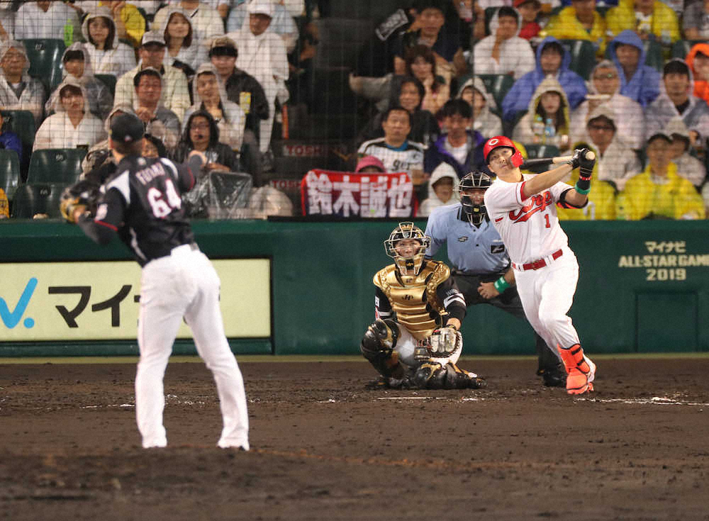 4回1死、鈴木は左越えにソロ本塁打を放つ（撮影・坂田　高浩）