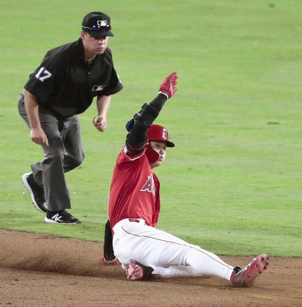 【画像・写真】マリナーズ戦の7回、二盗を決めるエンゼルス・大谷