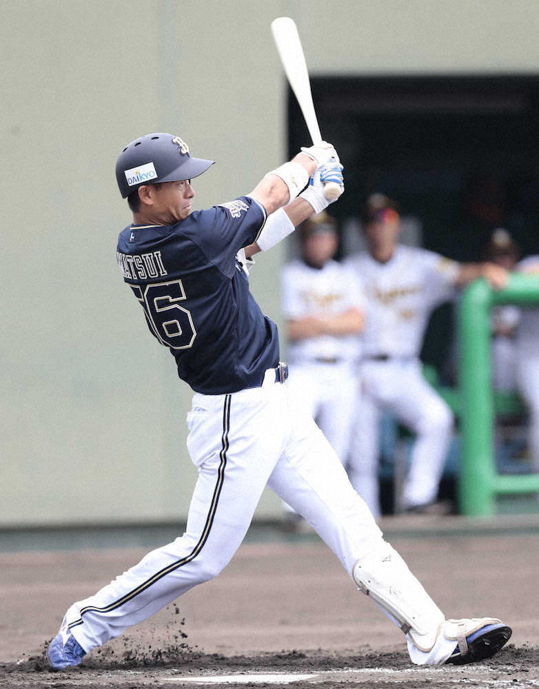 【画像・写真】2軍戦で移籍後初ヒットとなる中前打を放つオリックス・松井佑（撮影・後藤　大輝）　　
