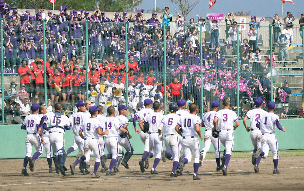 【画像・写真】【秋田】旋風再び！金足農、逆転サヨナラ発進　1年生山形が同点打＆Vホーム