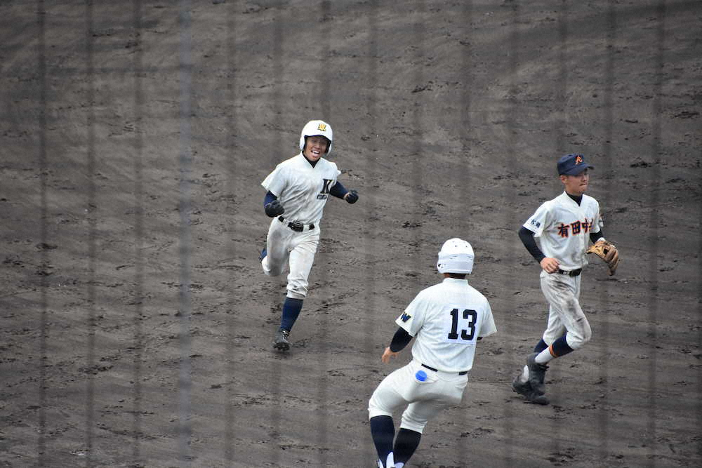 決勝の二塁打を放った貴志川・吉田主将（左）