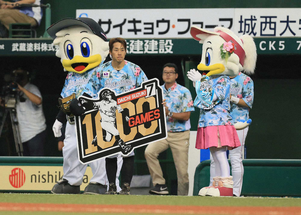 【画像・写真】ロッテ・鈴木　3安打で1000試合出場に花「一番印象に残るのは…」