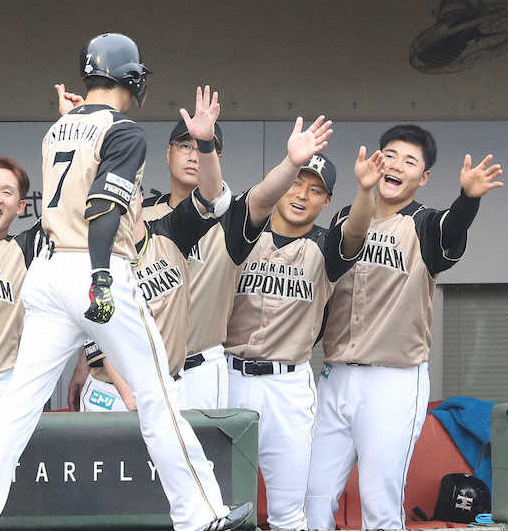 【画像・写真】ソフトバンクとの試合で笑顔を見せる（右から）清宮ら日本ハムナイン（撮影・岡田　丈靖）