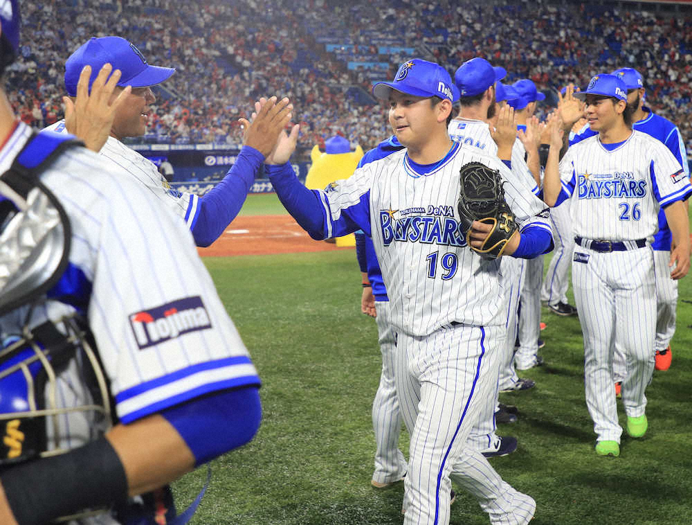 【画像・写真】DeNA・ラミレス監督　史上最年少で150セーブ達成の山崎を祝福「素晴らしいの一言」