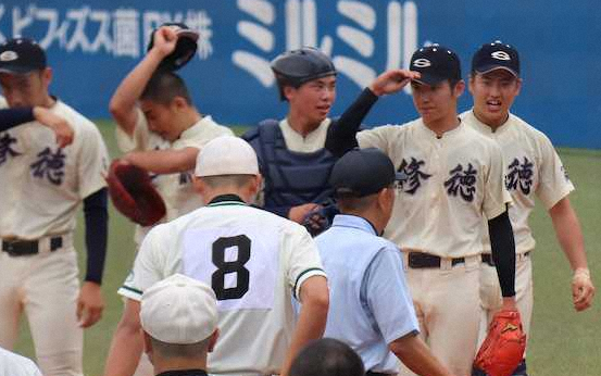 【画像・写真】二松学舎大付を下し整列する結城（右から2人目）ら修徳ナイン（撮影・南　周平）