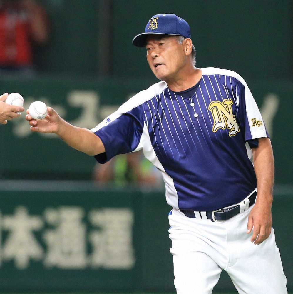 【画像・写真】8回、選手交代を告げる日本新薬・吹石監督（撮影・西尾　大助）