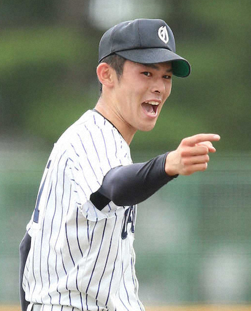 【画像・写真】4回2死二塁、一戸・大沢を三振に仕留め、笑顔を見せる大船渡・佐々木（撮影・木村　揚輔）