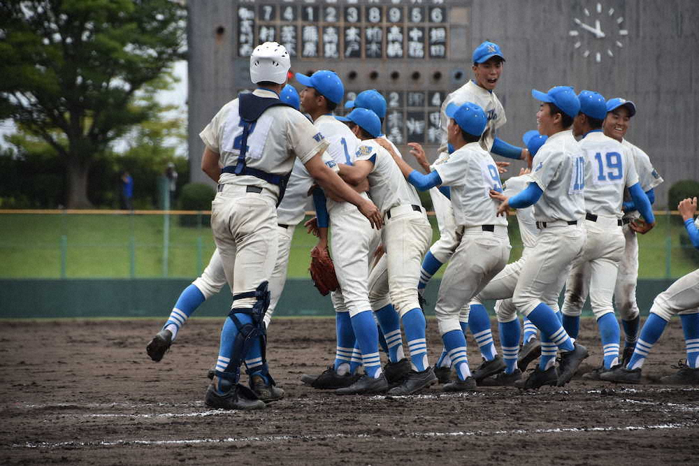 ＜加古川西・市尼崎＞勝利の瞬間本塁ベースに集まる加古川西ナイン