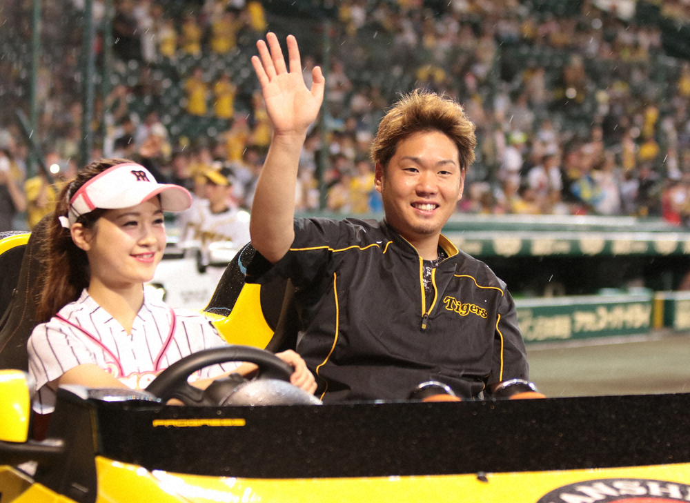 【画像・写真】ファンの声援に手を振り応える西勇輝（撮影・岩崎　哲也）