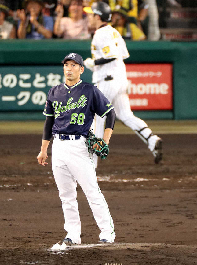 【画像・写真】5回2死一、二塁、近本（中央奥）に右越え3ランを浴び、渋い表情の山中（撮影・坂田　高浩）