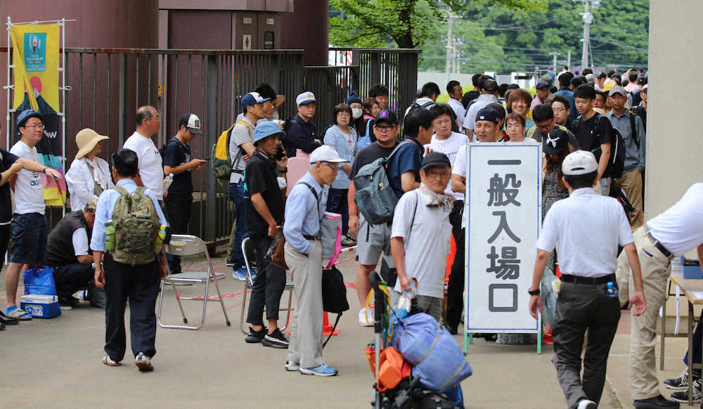 【画像・写真】大船渡・佐々木フィーバー！午前7時に500人　一番乗りは前夜11時半からテント持参