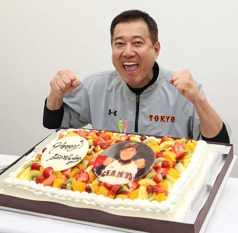 報道陣から送られた誕生日ケーキを前にポーズをとる原監督（撮影・森沢裕）