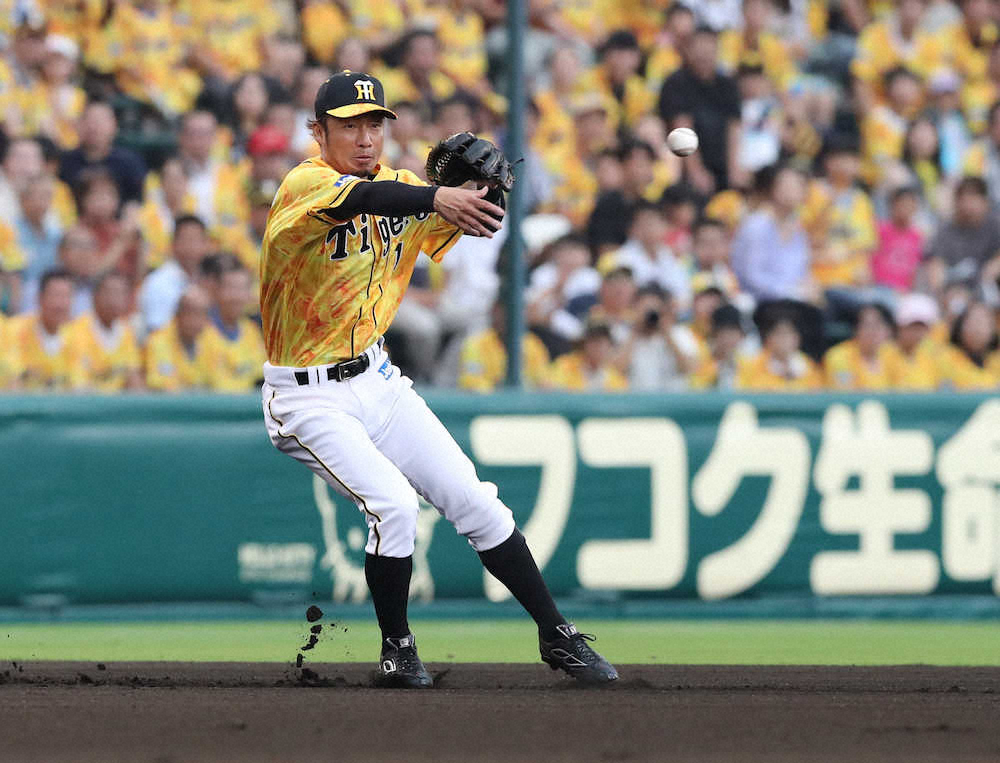 【画像・写真】阪神・鳥谷　3カ月ぶりのスタメンでいきなり魅せた！2回の美技に大歓声