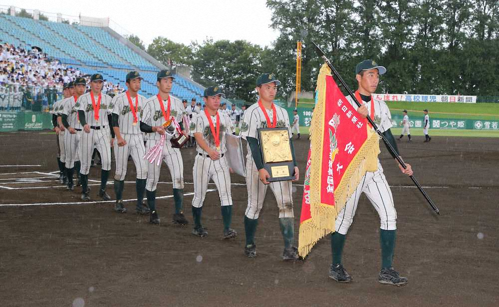 【画像・写真】【山形】鶴岡東・富山　母の命日に約束の甲子園切符獲得　出番はなくともベンチから必死の声援