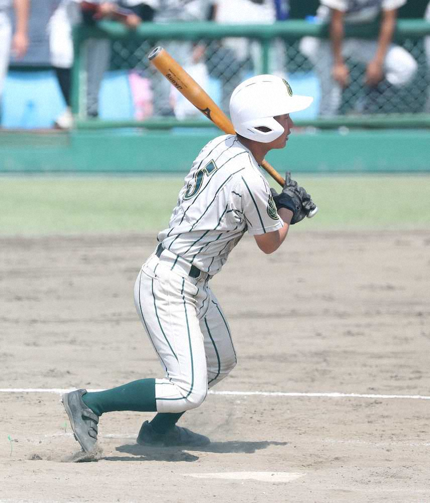 【画像・写真】4回2死二塁、鶴岡東・宝田が左前適時安打を放つ（撮影・大塚　徹）