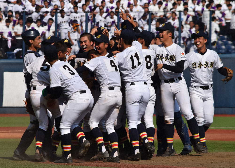 【画像・写真】優勝し歓喜に沸く日本文理ナイン