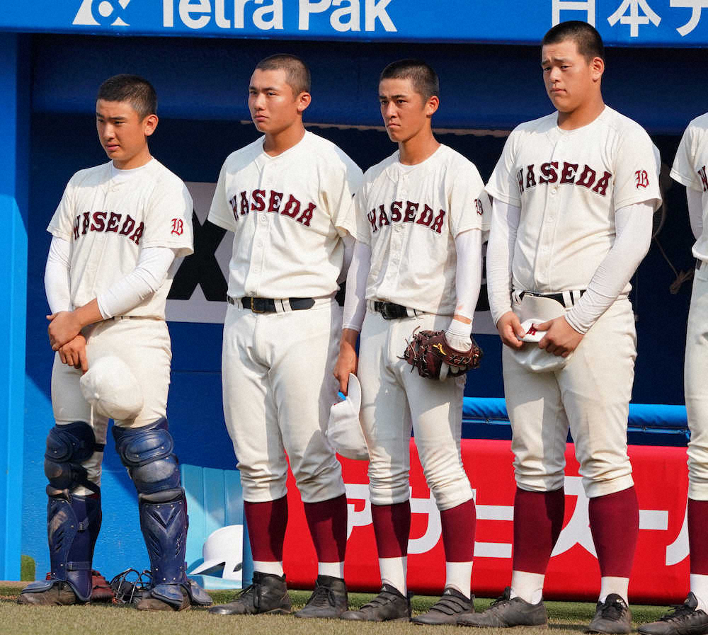 【画像・写真】サヨナラ負けを喫し、国学院久我山の校歌を聞く清宮（左から2人目）ら早実ナイン（撮影・島崎忠彦）
