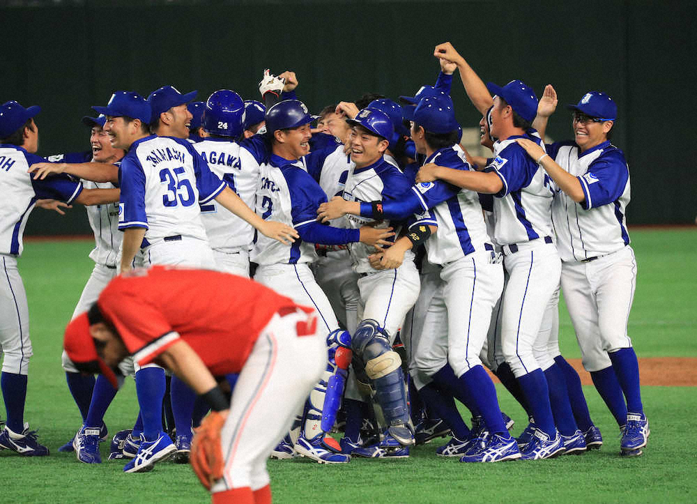 【画像・写真】延長10回2死満塁、JFE東日本の峯本が逆転サヨナラ打を放ちもみくちゃに（撮影・篠原岳夫）