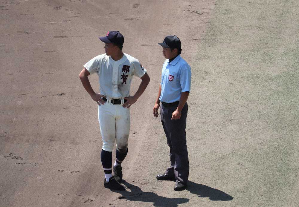 ＜桐・那賀＞審判員に本塁打から三塁打への判定訂正の説明を聞く那賀主将の雑賀（左）。自身の放った右越え打球だった