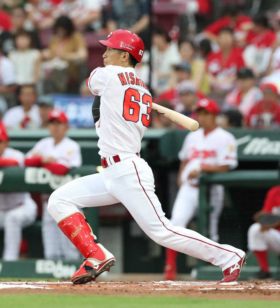 【画像・写真】広島・西川、得意の悪球打ちで先頭弾「ボール球っすね、はい！」