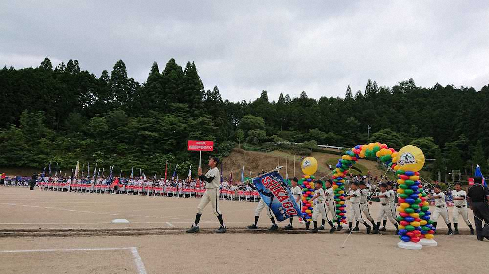 高野山旗全国学童軟式野球大会開会式で入場行進する選手たち（26日、高野山ちびっこ野球場）