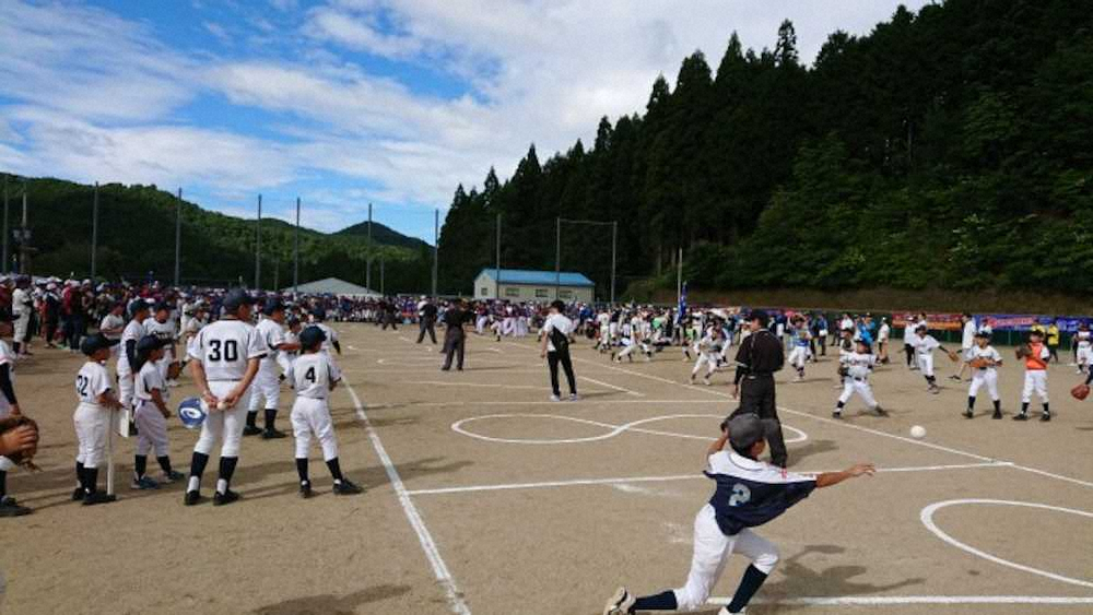 日本プロ野球選手会考案の競技「キャッチボール・クラシック」も行われた（26日、高野山ちびっこ野球場）