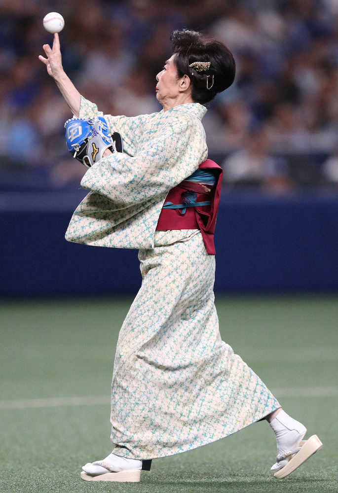【画像・写真】中村玉緒「一生に一度の思い出」　人生初の始球式で“玉緒ワールド”全開