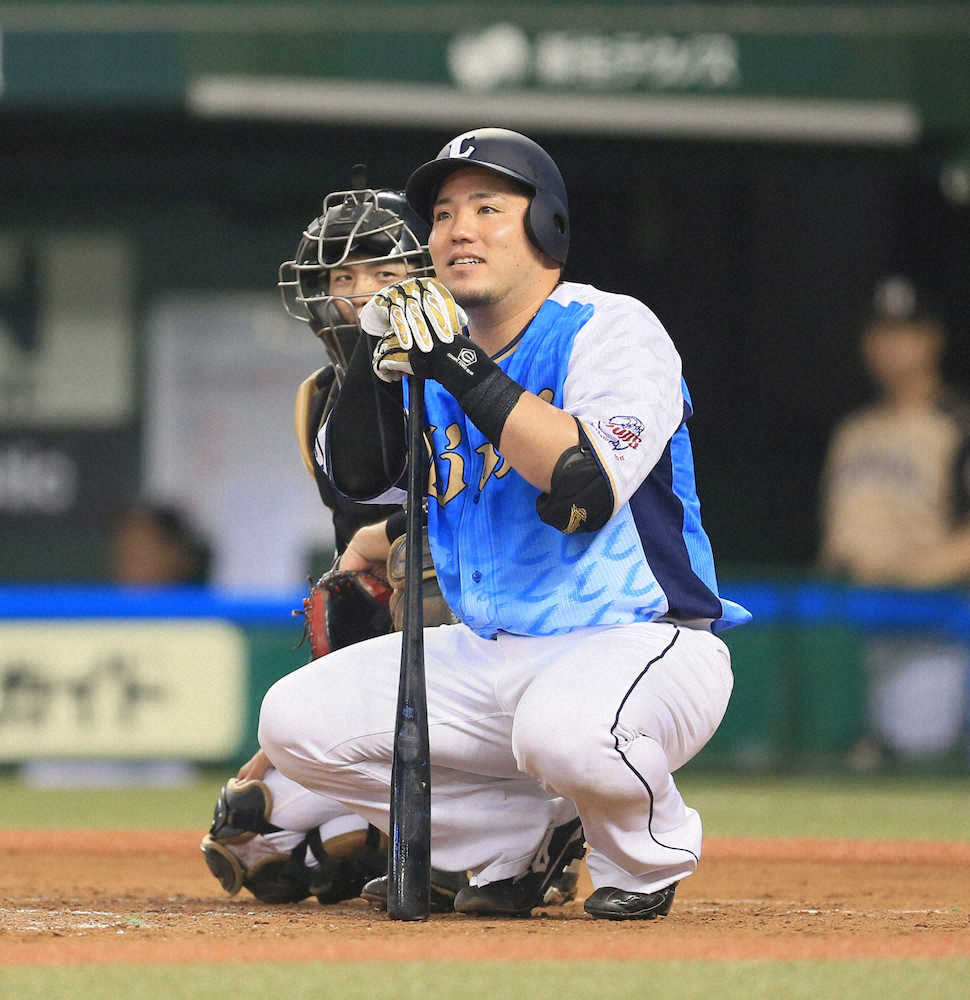 西 日 3回1死三塁 レフトポール際に放った山川の大飛球がファウルと判定され リプレー検証を待つ山川 撮影 尾崎 有希 スポニチ Sponichi Annex 野球