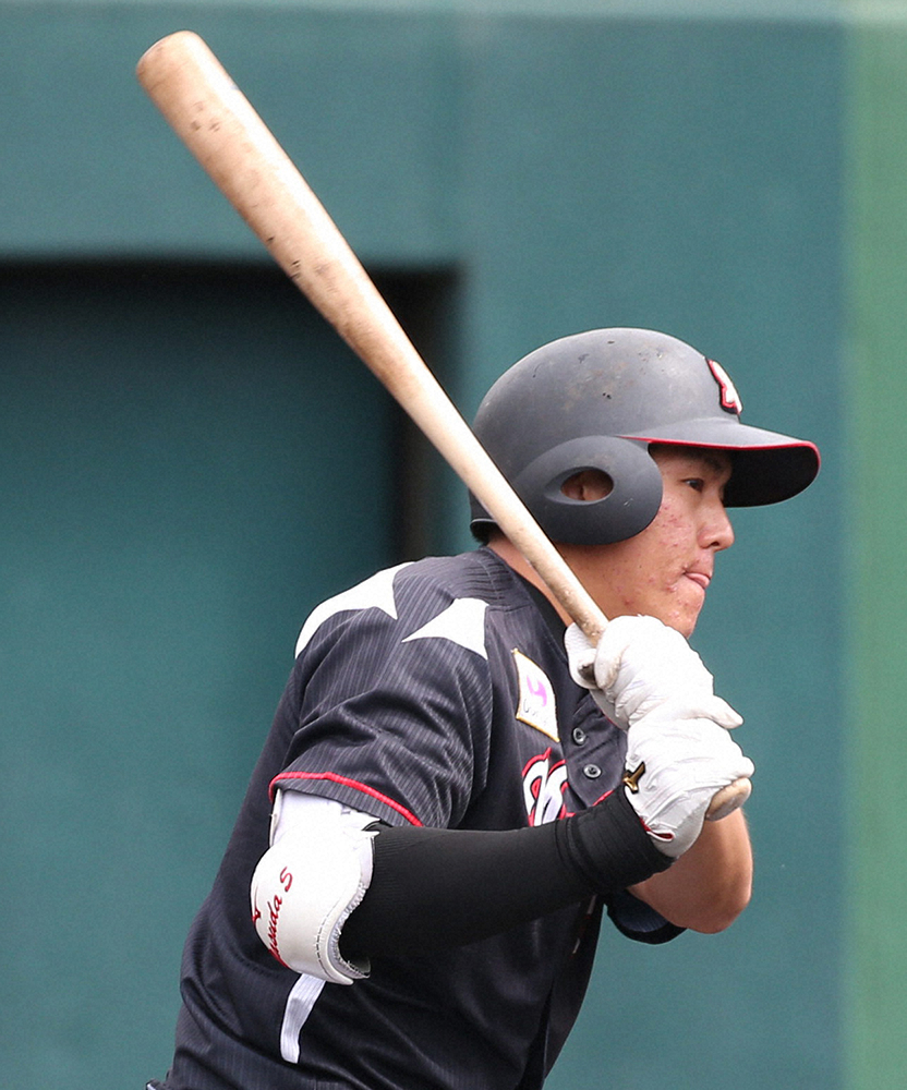 【画像・写真】推定150ｍ！ロッテ・安田、井口監督の前で超特大弾　右翼席最上部の照明直撃