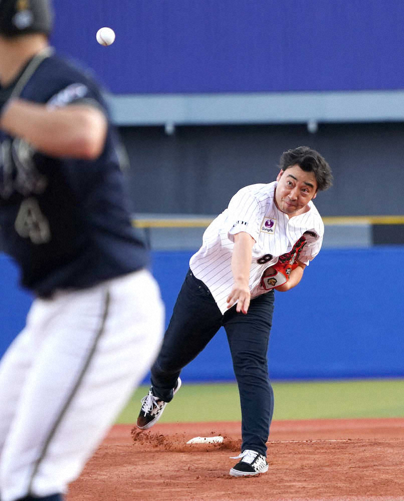 【画像・写真】ジャンポケ斉藤がロッテ戦始球式「歓声が温かくてびっくりしました」