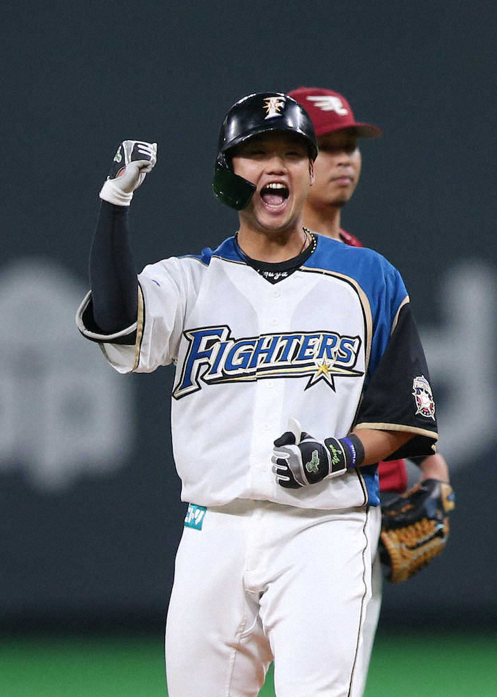 【画像・写真】7回2死二塁、勝ち越しの適時二塁打を放った谷口は塁上でガッツポーズ（撮影・高橋茂夫）