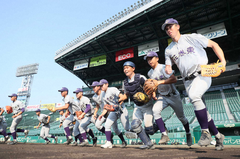 甲子園練習で元気に飛び出す花巻東ナイン 撮影 井垣 忠夫 スポニチ Sponichi Annex 野球 甲子園練習で元気に飛び出す花巻東ナイン 撮影 井垣 忠夫 スポニチ Sponichi Annex 野球