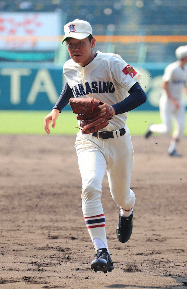 【画像・写真】投内連係でホームカバーに入る習志野のエース・飯塚（撮影・井垣　忠夫）