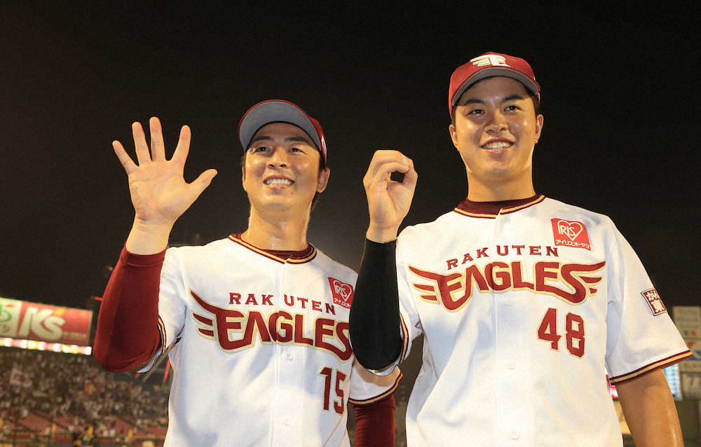 【画像・写真】通算50勝を達成した美馬（左）は渡辺佳と笑顔で「50」とポーズする（撮影・白鳥　佳樹）