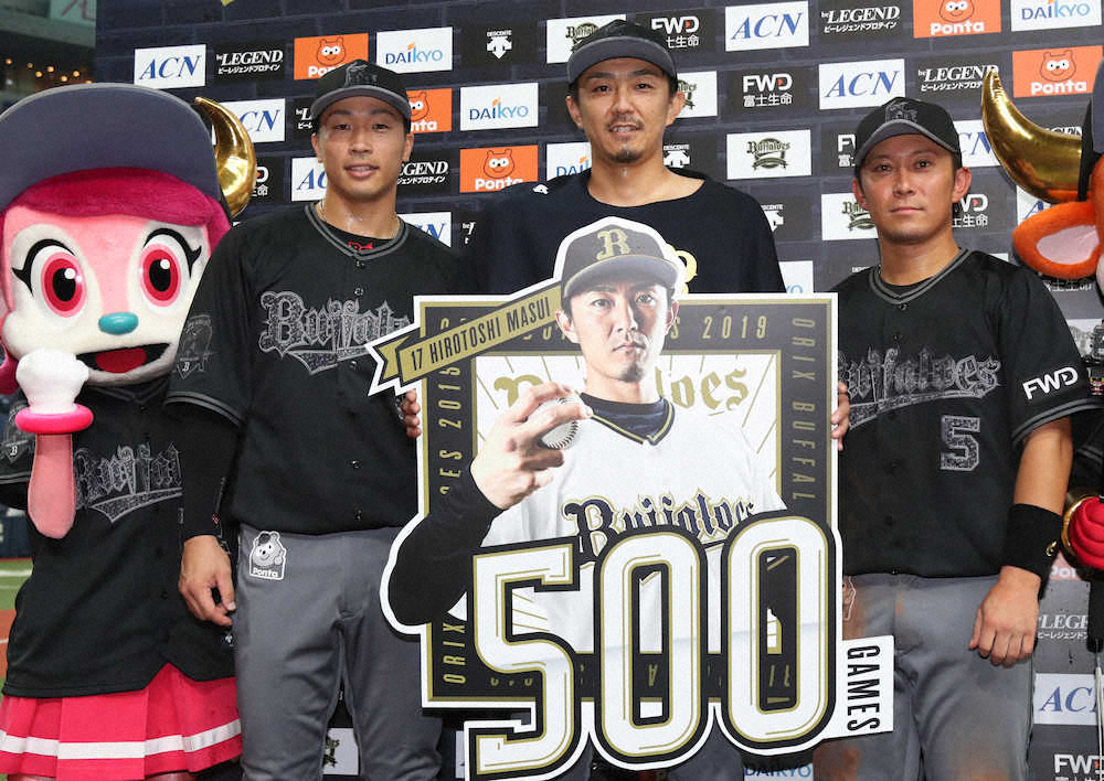 【画像・写真】500試合登板の記念ボードを手にした増井（中央）と記念撮影に納まる打のヒーロー安達（左）、西野（撮影・後藤　正志）