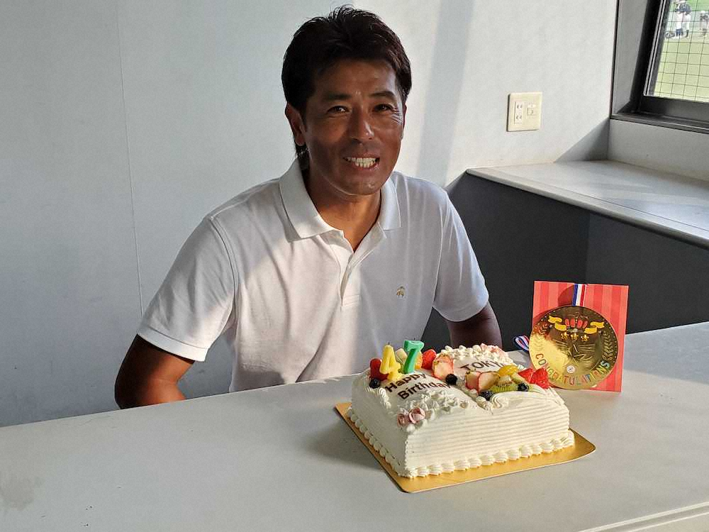 47歳の誕生日を迎え、ケーキを前に笑顔の侍ジャパン・稲葉篤紀監督