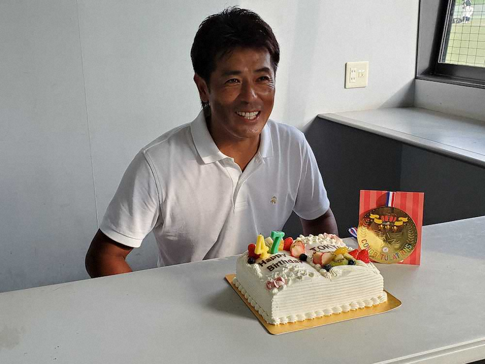 47歳の誕生日を迎え、ケーキを前に笑顔の侍ジャパン・稲葉篤紀監督