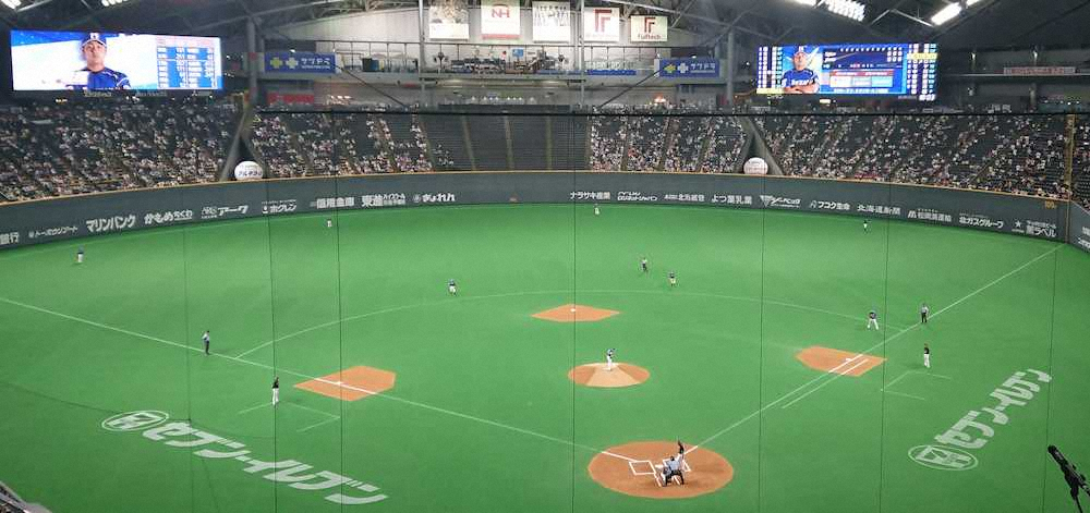 日本ハム 外野手4人の極端な守備シフトで吉田正を左翼への 三飛 に打ち取る スポニチ Sponichi Annex 野球